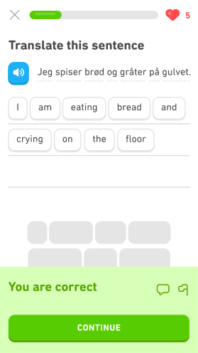 Duolingoの練習問題「I am eating bread and crying on the floor（私はパンを食べながら、床で泣いています）」のスクリーンショット