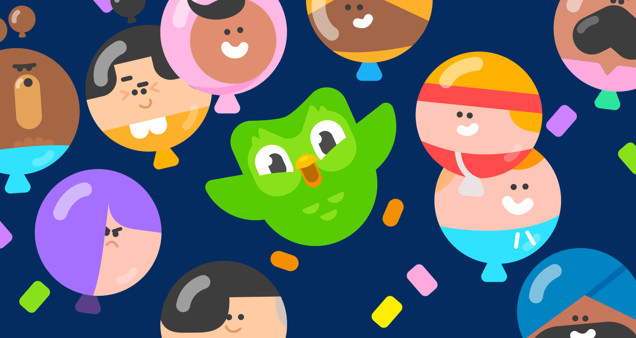 Die Eule Duo umgeben von Luftballons, die wie die anderen Duolingo-Charaktere aussehen
