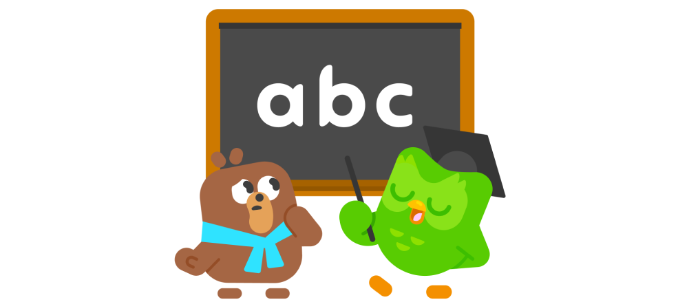 O Duo com um chapéu de formatura apontando para uma lousa onde está escrito “abc”. O urso Fofo olha para a lousa e parece confuso.