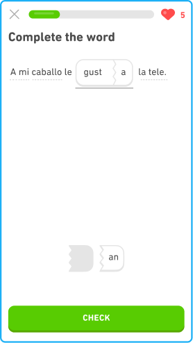 Ein Screenshot einer Übungslektion zur Grammatik, die den spanischen Satz „A mi caballo le gust_ la tele.“ anzeigt. Der Lernende muss auf eine der zwei darunter befindlichen Schaltflächen „a“ oder „an“ tippen, um das Wort richtig zu vervollständigen.