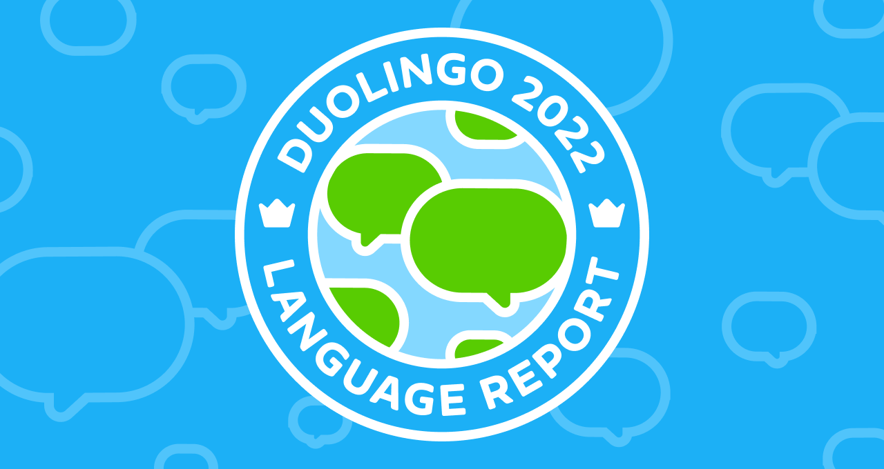Selo azul com o texto em inglês "2022 Duolingo Language Report" (em português, "Relatório de Idiomas Duolingo 2022") ao redor de um globo terrestre em que os continentes são representados por balões de diálogo verdes. O fundo da imagem é azul com contornos sutis de balões de diálogo.
