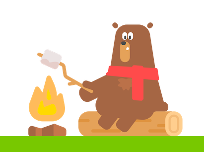 Ilustração do urso Falstaff sentado alegremente em um toco de madeira na frente de uma pequena fogueira. Ele segura um longo graveto perto do fogo, com um marshmallow na ponta.