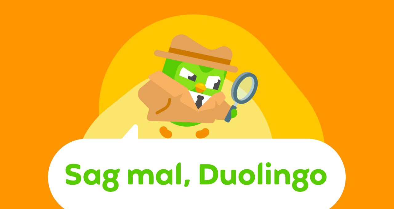 Abbildung des Logos „Sag mal, Duolingo“ in einer Sprechblase. Darauf geht die Eule Duo entlang, die als Detektiv mit Trenchcoat und Hut verkleidet ist und durch ein Vergrößerungsglas sieht.