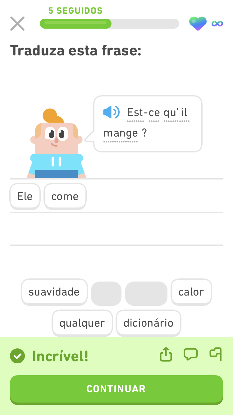 Captura de tela de um exercício com a pergunta em francês “Est-ce qu'il mange?”. Abaixo, os blocos de palavras em português dizem “Ele come?”. Depois, aparece a mensagem “Incrível!”, seguida por um botão verde com a palavra “Continuar”.