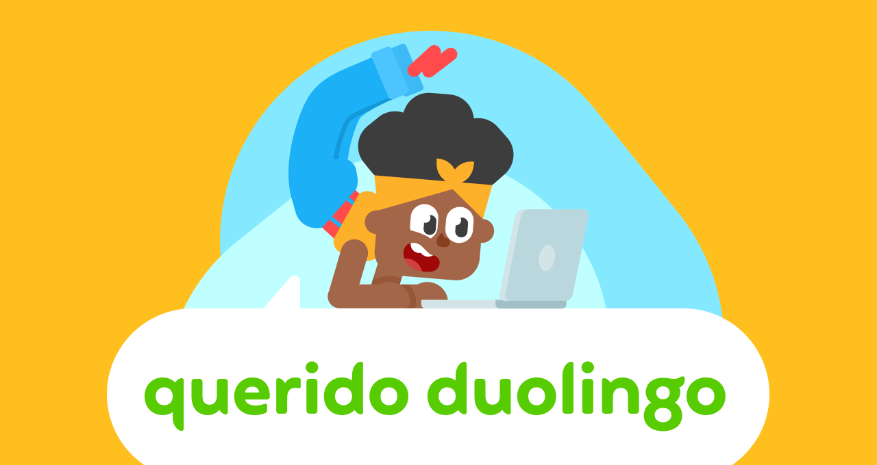 Logo da coluna Querido Duolingo sobre um fundo laranja. Acima dele, a personagem Bia digita em um notebook, apoiada nos cotovelos, com as pernas para o alto e os pés pairando acima da cabeça, como em uma postura de ioga.