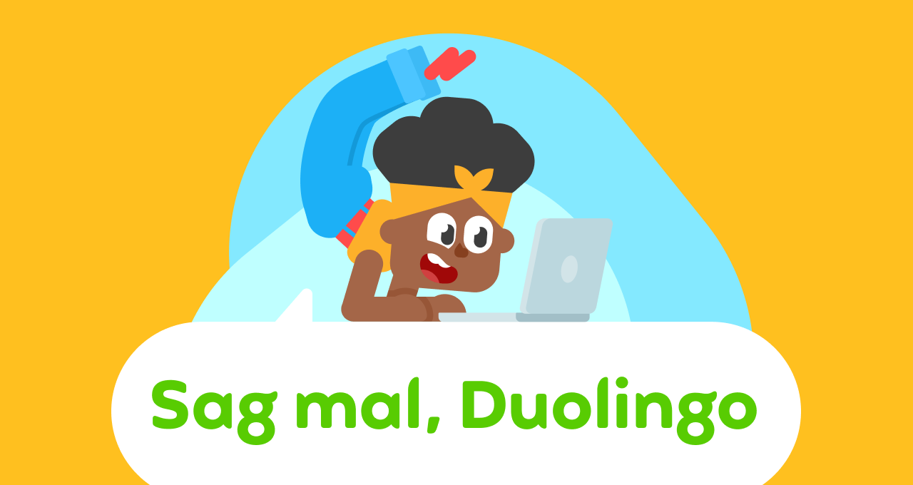 Abbildung des Logos „Sag mal, Duolingo“ vor einem orangefarbenen Hintergrund mit Bea, die auf dem Schriftzug liegt, auf einem Laptop tippt und ihre Beine wie in einer Yoga-Pose nach hinten über ihren Kopf streckt.