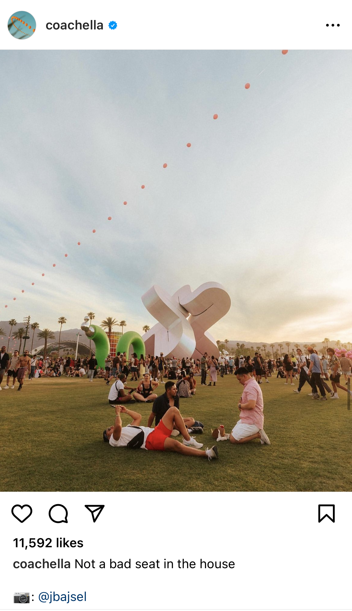 Captura de tela da conta de Instagram do Coachella com uma foto de participantes do festival relaxando na grama. A legenda diz: “Not a bad seat in the house”.