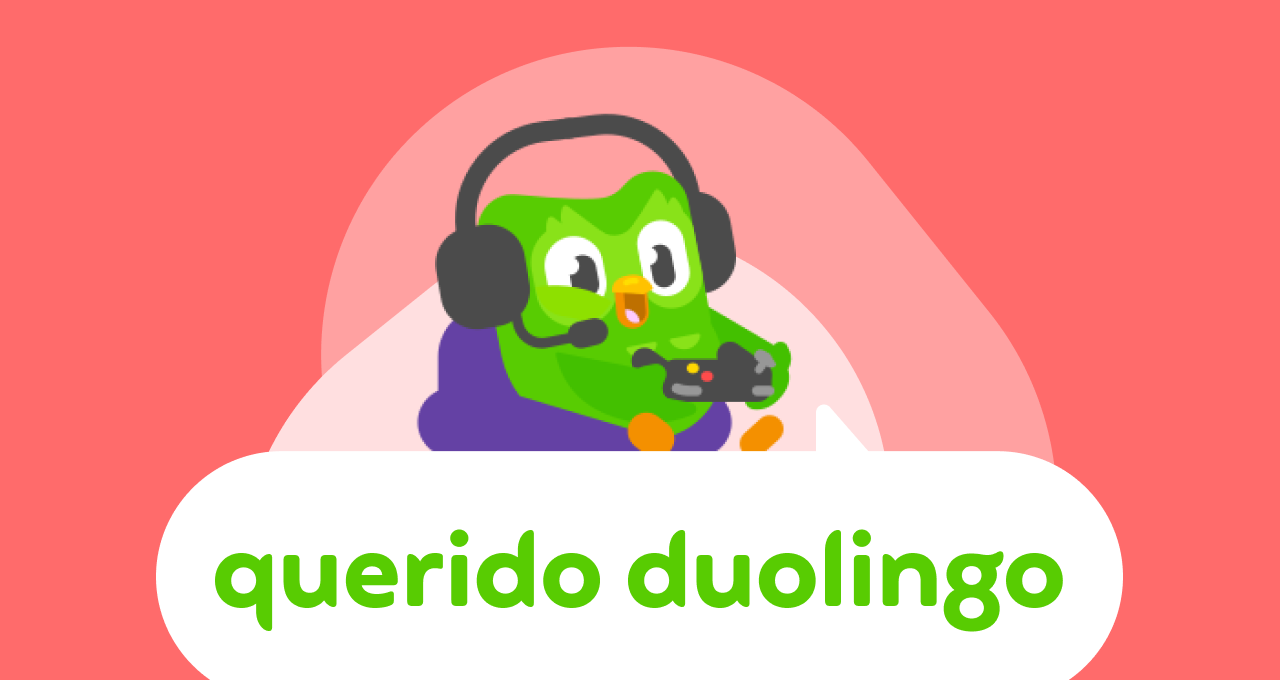 Logo da Querido Duolingo com Duo, a coruja, sentado em um sofá segurando um controle de videogame e usando fones de ouvido com um microfone acoplado.