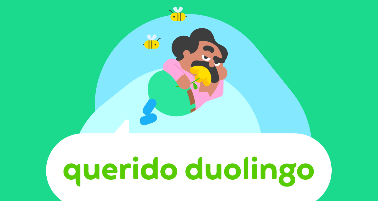 Ilustração do logo da Querido Duolingo. Em cima dele está Óscar, personagem do Duolingo, confortavelmente deitado de lado, cheirando uma flor amarela e com uma mão apoiando a cabeça. Duas abelhas voam em volta da cena.