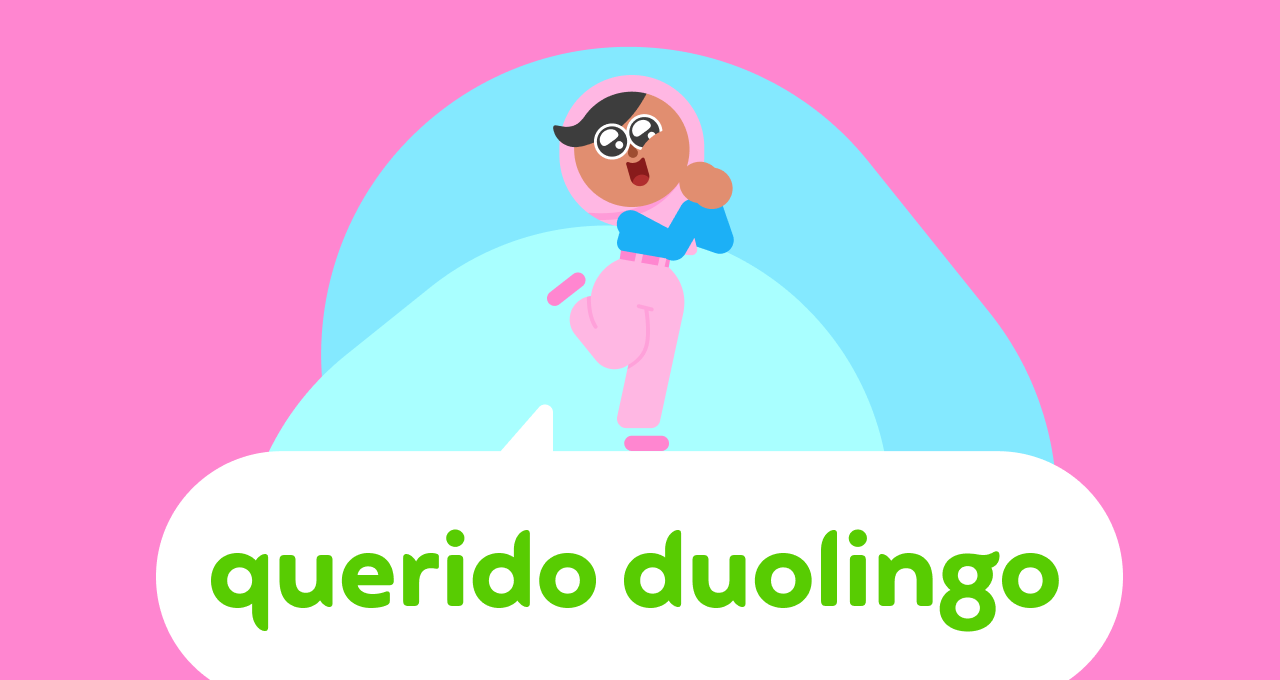 Logo da Querido Duolingo com fundo rosa e as palavras “Querido Duolingo” em um balão de diálogo. Zari, a personagem do Duolingo, está em pé acima do balão de diálogo. Ela está com as mãos entrelaçadas perto do rosto e uma das pernas dobrada com o pé para cima, em uma pose animada.