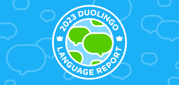 Selo azul com os dizeres “Relatório de Idiomas Duolingo 2023” em inglês ao redor de um globo terrestre com balões de diálogo verdes no lugar dos continentes. Em segundo plano, um fundo azul com balões de diálogo translúcidos.