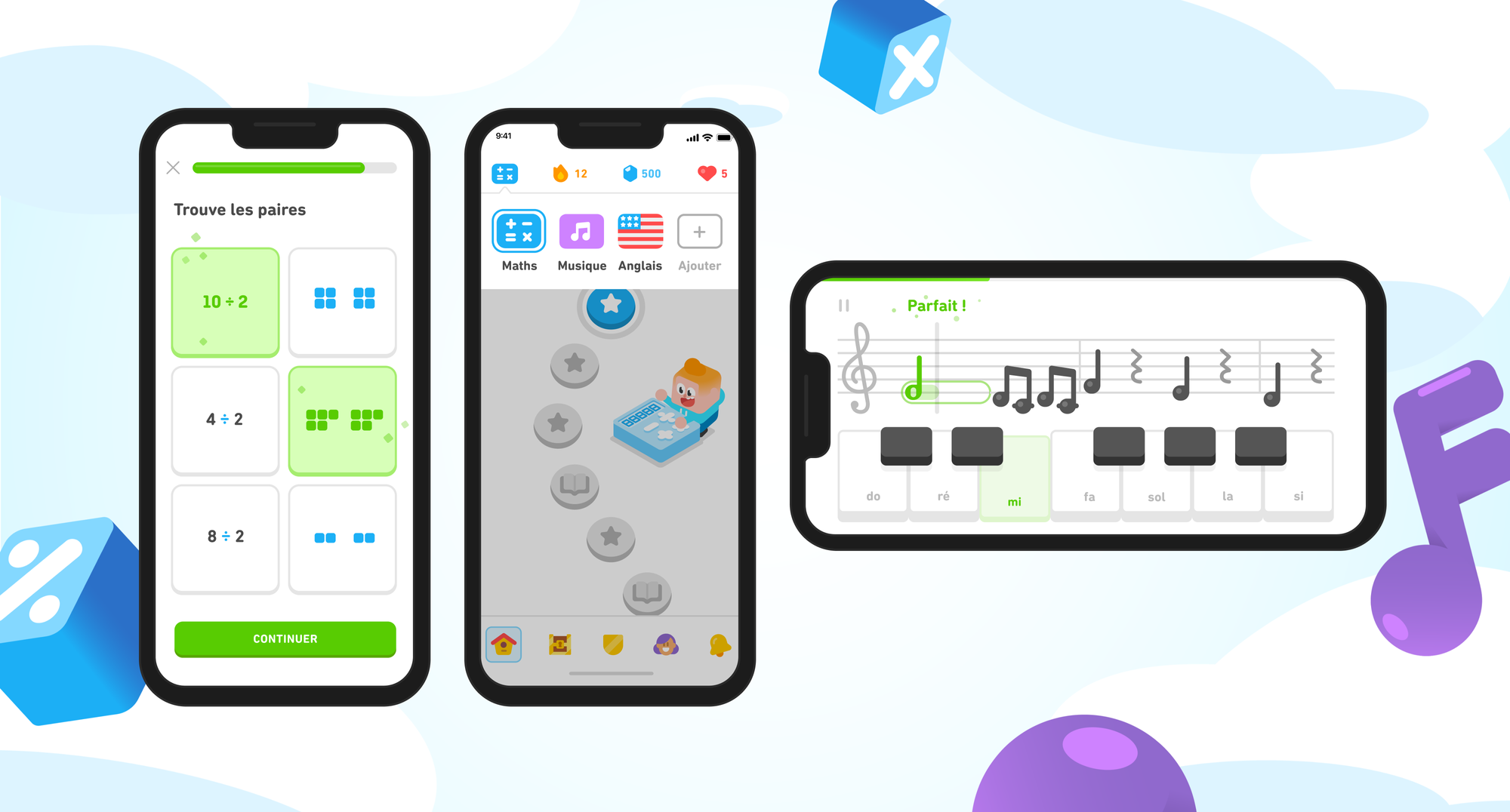 Trois écrans d'iPhone montrant différents éléments de la nouvelle expérience Duolingo. Le premier écran montre une leçon de maths où l’utilisateur doit trouver des paires avec d’un côté des divisions et de l’autre des blocs de cubes. Le deuxième écran montre le sélecteur de cours, avec les icônes des cours de maths et de musique à côté du drapeau du cours d’anglais. Le troisième écran montre un iPhone orienté horizontalement avec un clavier et une portée de notes, et l’on comprend que l’utilisateur joue sur le clavier au fur et à mesure que les notes avancent sur l'écran.