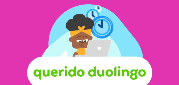 Ilustración del logo de Querido Duolingo sobre un fondo magenta. Encima del logo está Bea escribiendo en su computadora y detrás de ella hay tres relojes que marcan horas diferentes.