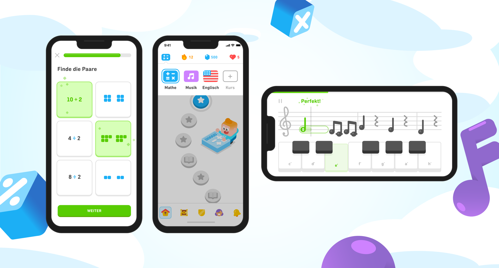 Drei iPhone-Bildschirme zeigen verschiedene Elemente der neuen Duolingo-App. Auf dem ersten ist eine Mathe-Lektion dargestellt, in der ein Lernender einen Stundenlohn ausrechnet. Der zweite zeigt die Kursauswahl mit je einem Mathe- und Musiksymbol neben der Flagge für den Französischkurs. Der dritte Bildschirm ist horizontal und beinhaltet unten eine Tastatur sowie darüber ein Notenliniensystem, das andeutet, dass der Lernende auf der Tastatur mitspielt, während sich die Noten auf dem Bildschirm bewegen.