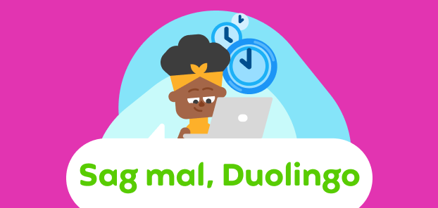 Abbildung des Logos von „Sag mal, Duolingo“ vor einem magentafarbenen Hintergrund. Über dem Logo ist Bea abgebildet, die auf einem Laptop tippt, während drei immer kleiner werdende Uhren hinter ihr unterschiedliche Uhrzeiten angeben.