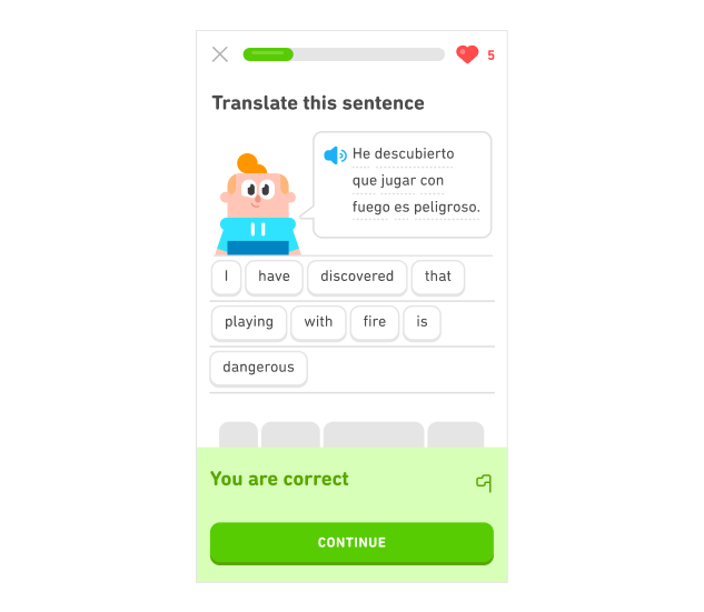 Screenshot einer Übung auf Duolingo mit dem Duolingo-Charakter Junior, der sagt: „Ich habe festgestellt, dass es gefährlich ist, mit Feuer zu spielen.“