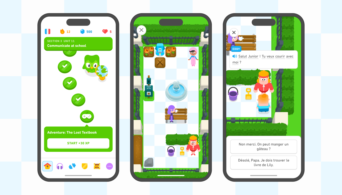 3 écrans d’iPhone. Le premier montre le parcours de Duolingo et une leçon représentée par une manette de jeu vidéo. En dessous de la leçon, il est écrit « Adventure: The Lost Textbook » et la leçon vaut 30 XP. Les deux écrans suivants montrent l'expérience utilisateur de la fonctionnalité des Aventures. Sur le premier, on voit un jeu de plateau avec des personnages de Duolingo en 3D assis dans un parc. Lily est assise sur un banc devant une fontaine, un chien bleu est assis entre deux parterres de fleurs, Eddy se tient près d'une haie avec un seau et une pelle, et Zari est debout dans un coin. Le dernier écran montre Junior qui s'approche d'Eddy. Eddy lui dit : « Salut Junior ! Tu veux courir avec moi ? » L'utilisateur peut choisir l'une des deux réponses suivantes : « Non merci. On peut manger un gâteau ? » ou « Désolé, Papa. Je dois trouver le livre de Lily. »