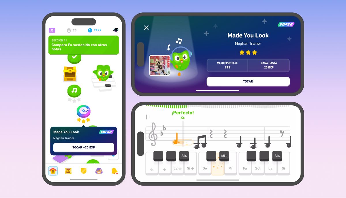 Tres pantallas de iPhone. La primera, en sentido vertical, muestra la ruta del curso de Música en Duolingo. Hay un nodo multicolor que se ve como un tocadiscos visto desde arriba. En la descripción del nodo dice “Made You Look, Meghan Trainor” y el usuario puede pulsar el botón “TOCAR” para ganar 20 EXP. La segunda pantalla, en sentido horizontal, muestra la pantalla principal del nodo. En ella, Duo lleva auriculares y está bailando junto a la tapa de un disco de Meghan Trainor. La pantalla dice: “Made You Look, Meghan Trainor”. El usuario ya ha obtenido 3 estrellas en este nodo y se muestra su mejor puntaje de 993. Puede volver a tocar la canción para ganar otros 20 EXP. En la esquina superior derecha aparece el logo de Súper, lo que indica que el usuario está usando Súper Duolingo. La tercera y última pantalla también está en sentido horizontal. Muestra una clave seguida de una serie de notas musicales sobre un pentagrama y debajo de ellas aparece un teclado de piano. El usuario está tocando la tecla Re en el teclado, lo que hace que en el pentagrama aparezca resaltada la nota Re en naranja. En la parte superior de la pantalla hay una barra de progreso. Como el usuario tocó la tecla Re en el momento indicado, la parte superior de la pantalla muestra el mensaje “¡Perfecto!”.