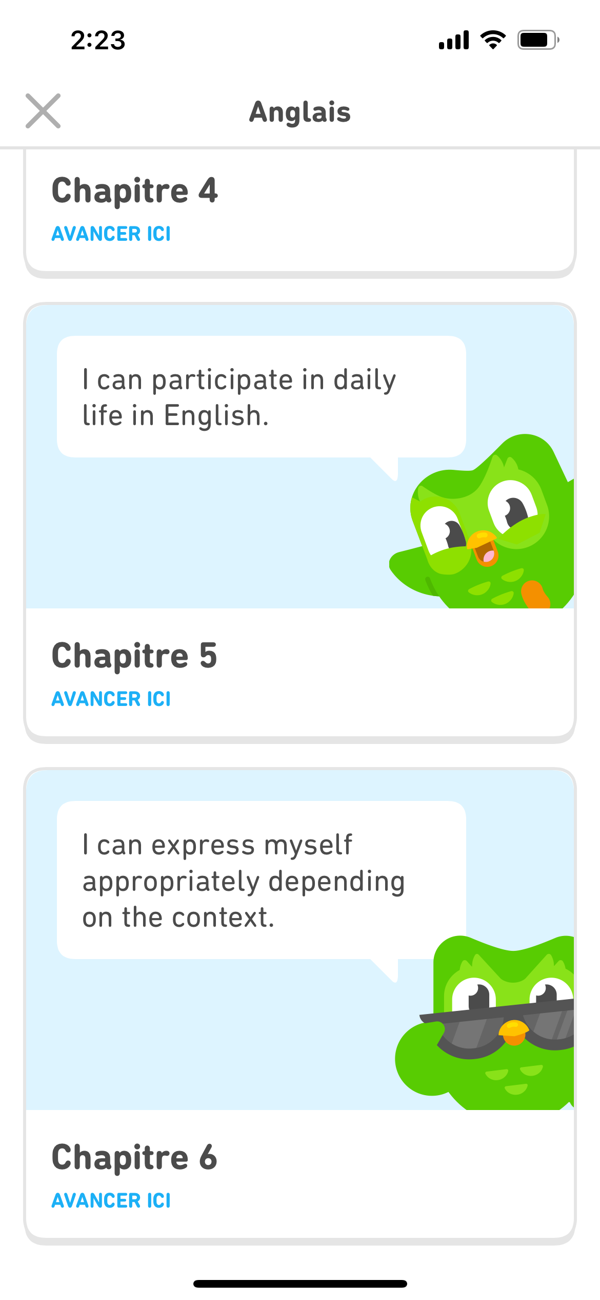 Capture d'écran de la liste des chapitres du cours d'anglais pour les francophones. On peut voir le Chapitre 5, où un Duo joyeux apparaît à côté d'une bulle qui dit « I can participate in daily life in English », et le Chapitre 6, où un Duo portant des lunettes de soleil dit « I can express myself appropriately depending on the context. »