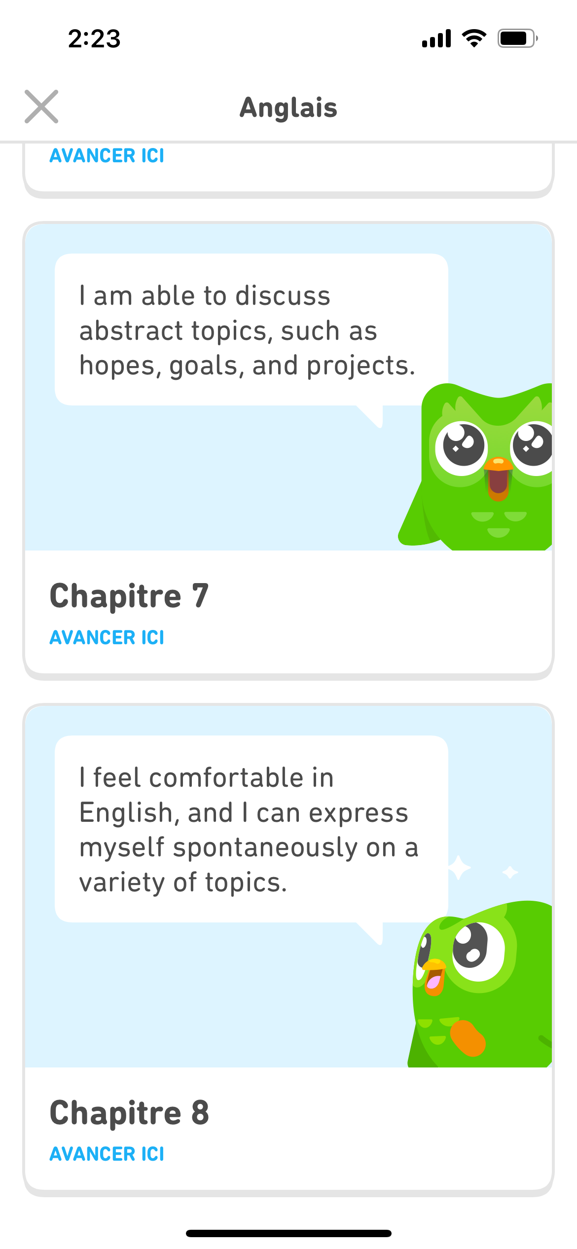 Capture d'écran d'autres chapitres du cours d'anglais pour les francophones. On peut voir le Chapitre 7, où un Duo aux yeux ébahis dit « I am able to discuss abstract topics, such as hopes, goals and projects. » et le Chapitre 8, où Duo regarde vers le haut et dit « I feel comfortable in English, and I can express myself spontaneously on a variety of topics. »