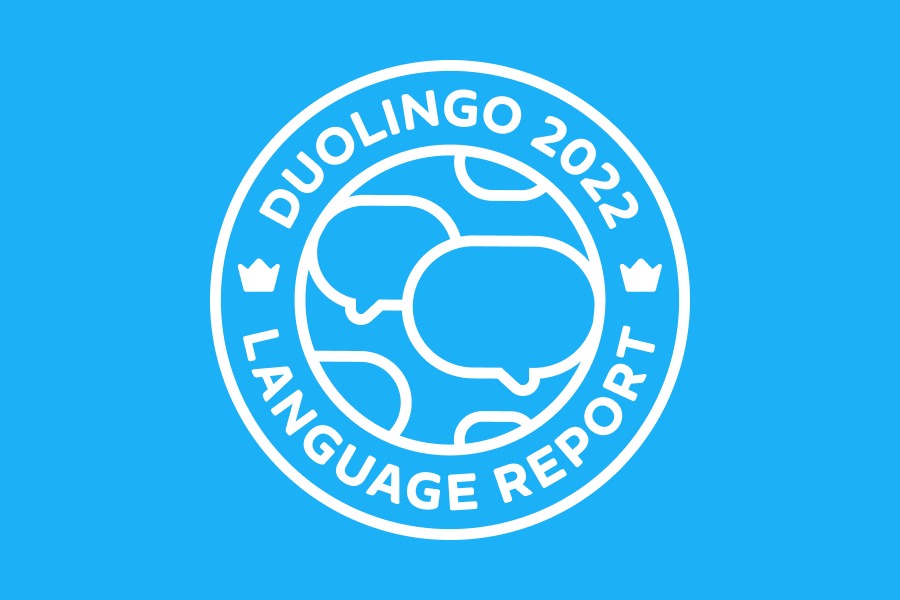 Ilustração do logo do Relatório de Idiomas Duolingo 2022 ao redor da Terra. Os continentes têm a forma de balões de diálogo.