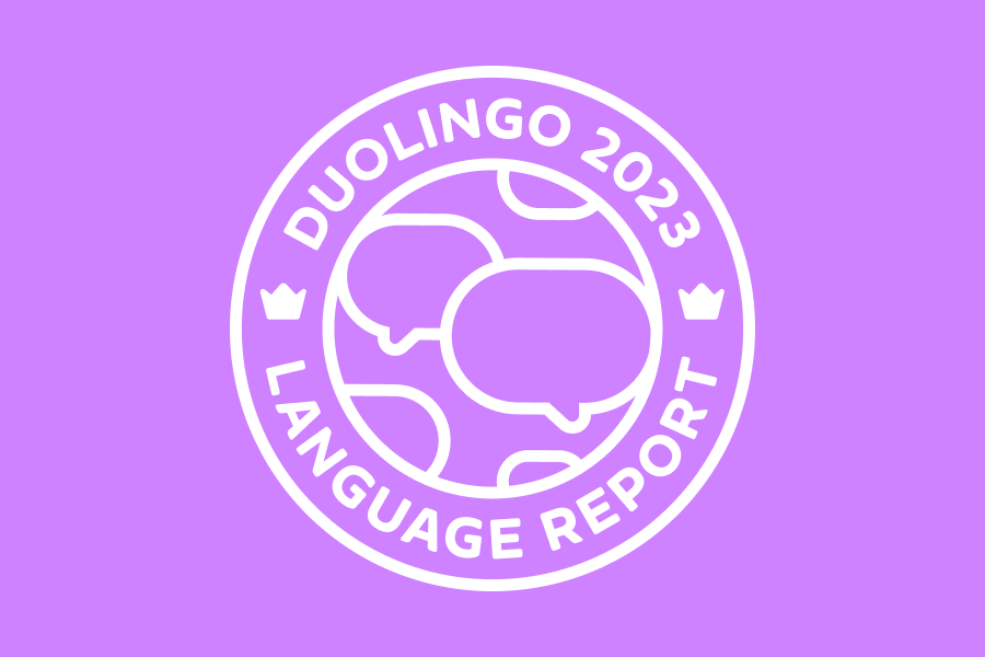 Ilustração do logo do Relatório de Idiomas Duolingo 2023 ao redor da Terra. Os continentes têm a forma de balões de diálogo.