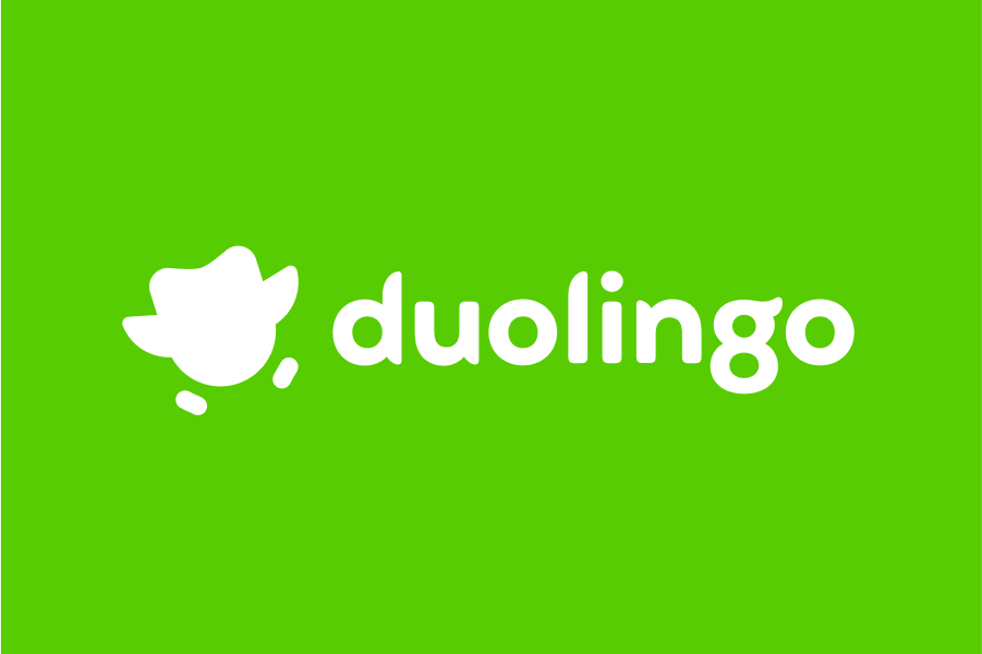 Ilustración de un fondo verde con la silueta en blanco de Duo, el búho, acompañado por la palabra "Duolingo"