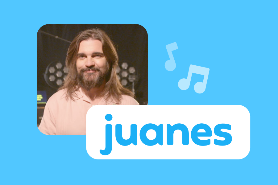 Imagen del músico Juanes, con cabello largo castaño claro y barba. Frente a él aparecen su nombre y dos notas musicales