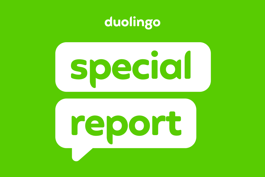 Las palabras "Reporte especial" debajo del logo de Duolingo. Aparecen en burbujas de diálogo sobre un fondo verde