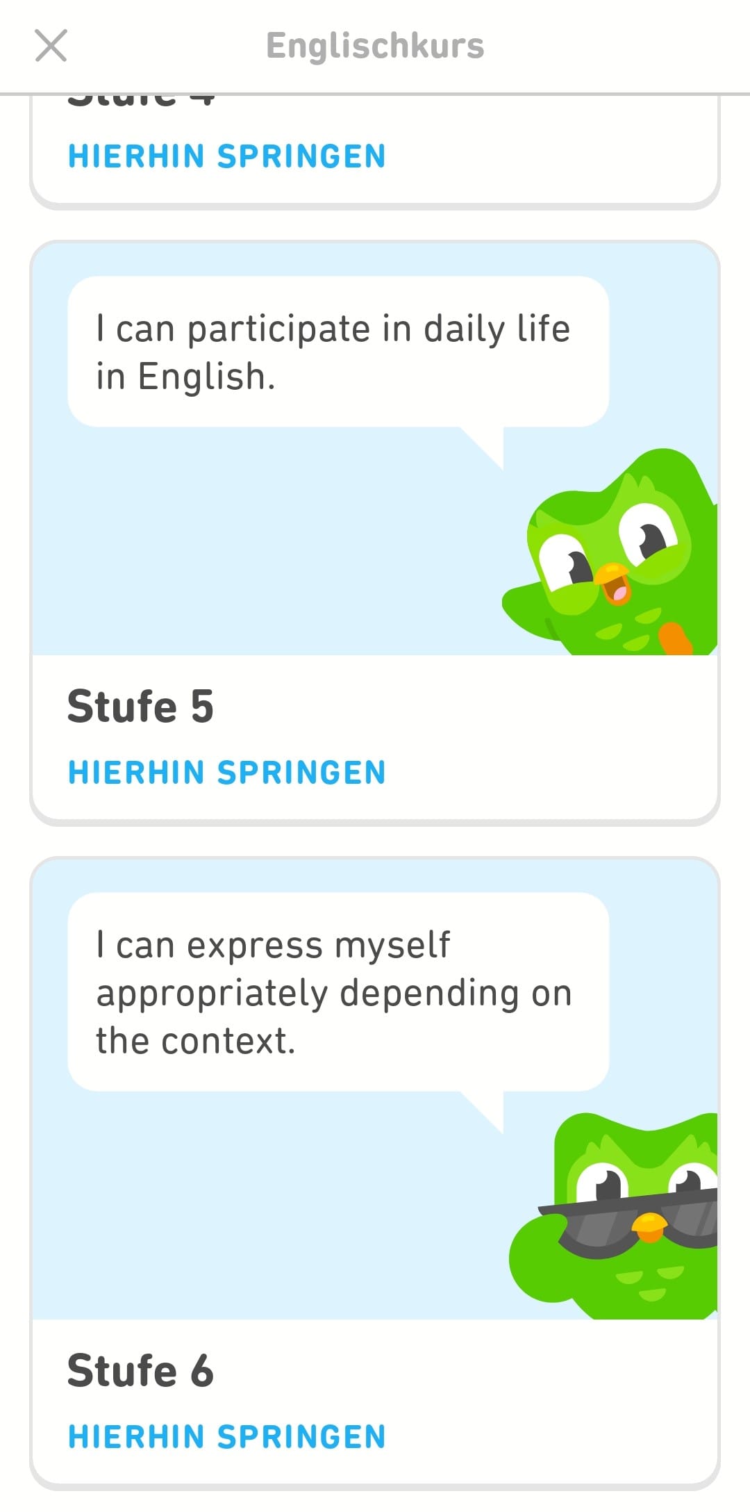 Screenshot einer Liste von Infoboxen zu Stufen des Englischkurses für Deutschsprachige. Zu sehen sind Stufe 5, in der Duo fröhlich neben einer Sprechblase steht, die sagt: „I can participate in daily life in English“, und Stufe 6, in der Duo mit Sonnenbrille sagt: „I can express myself appropriately depending on the context.“