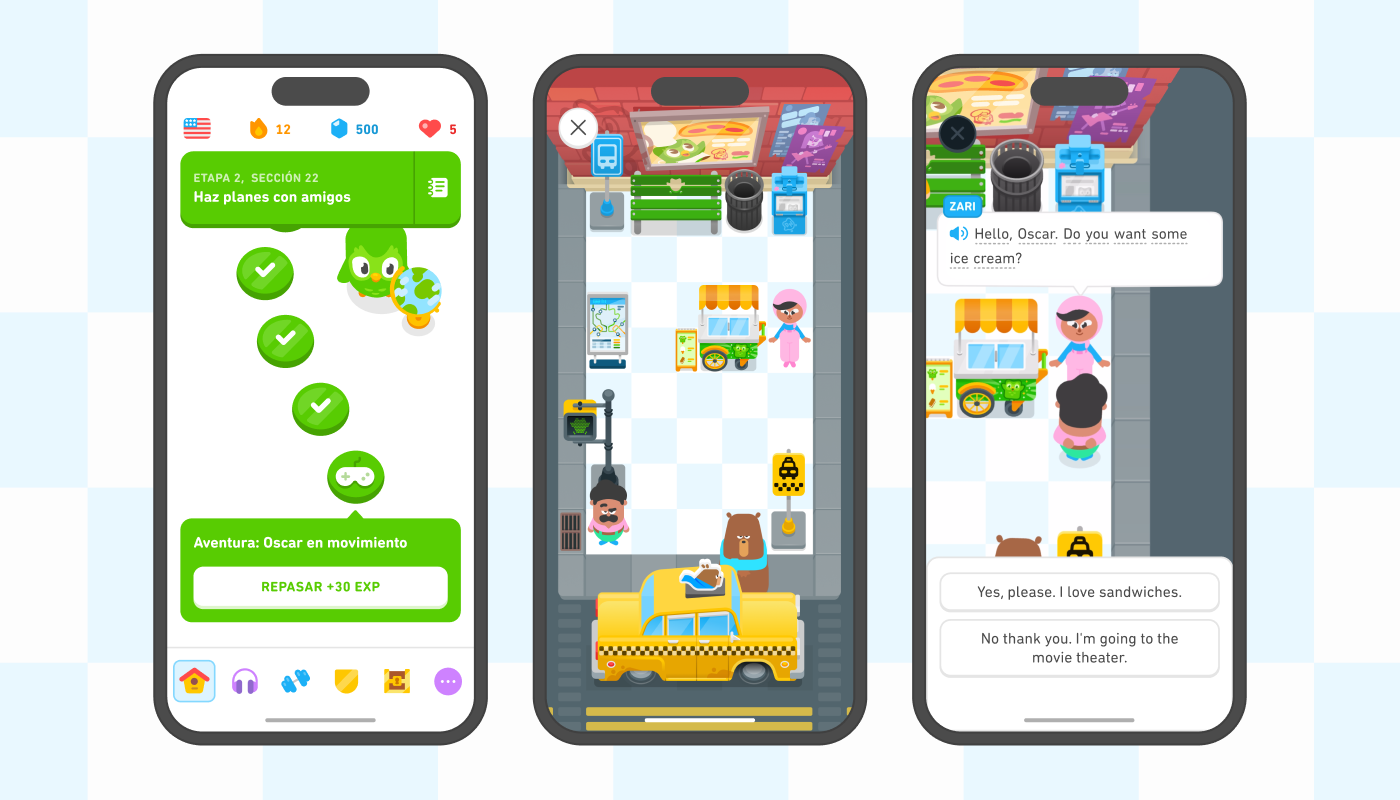 3 pantallas de iPhone. La primera muestra la ruta de Duolingo y uno de los nodos muestra un control de joystick. El título de esa unidad dice “Aventura: Óscar en movimiento” y completarla da 30 EXP. Las siguientes dos imágenes muestran la experiencia del usuario en una Aventura. La primera muestra el tablero con los personajes de Duolingo en la ciudad. Zari está junto a un puesto de helados, Falstaff espera junto a un taxi y Óscar está parado frente a un semáforo. La tercera imagen muestra a Óscar acercándose a Zari. Zari dice “Hello Óscar, do you want some ice cream?”. El usuario puede elegir entre dos respuestas: “Yes, please. I love sandwiches” o “No thank you. I’m going to the movie theater”.