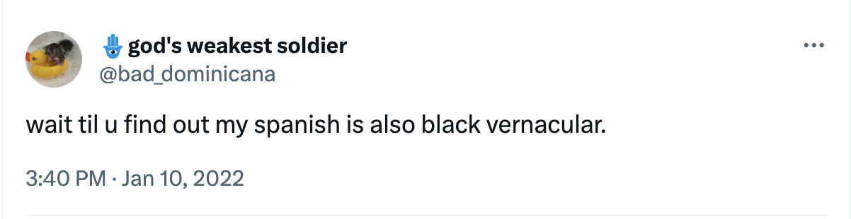 Captura de tela de um post no X (antigo Twitter), de 2022, de autoria de “bad Dominicana”, dizendo em inglês: “wait til u find out my spanish is also black vernacular.” (espera até você descobrir que o meu espanhol também é um dialeto vernacular africano).