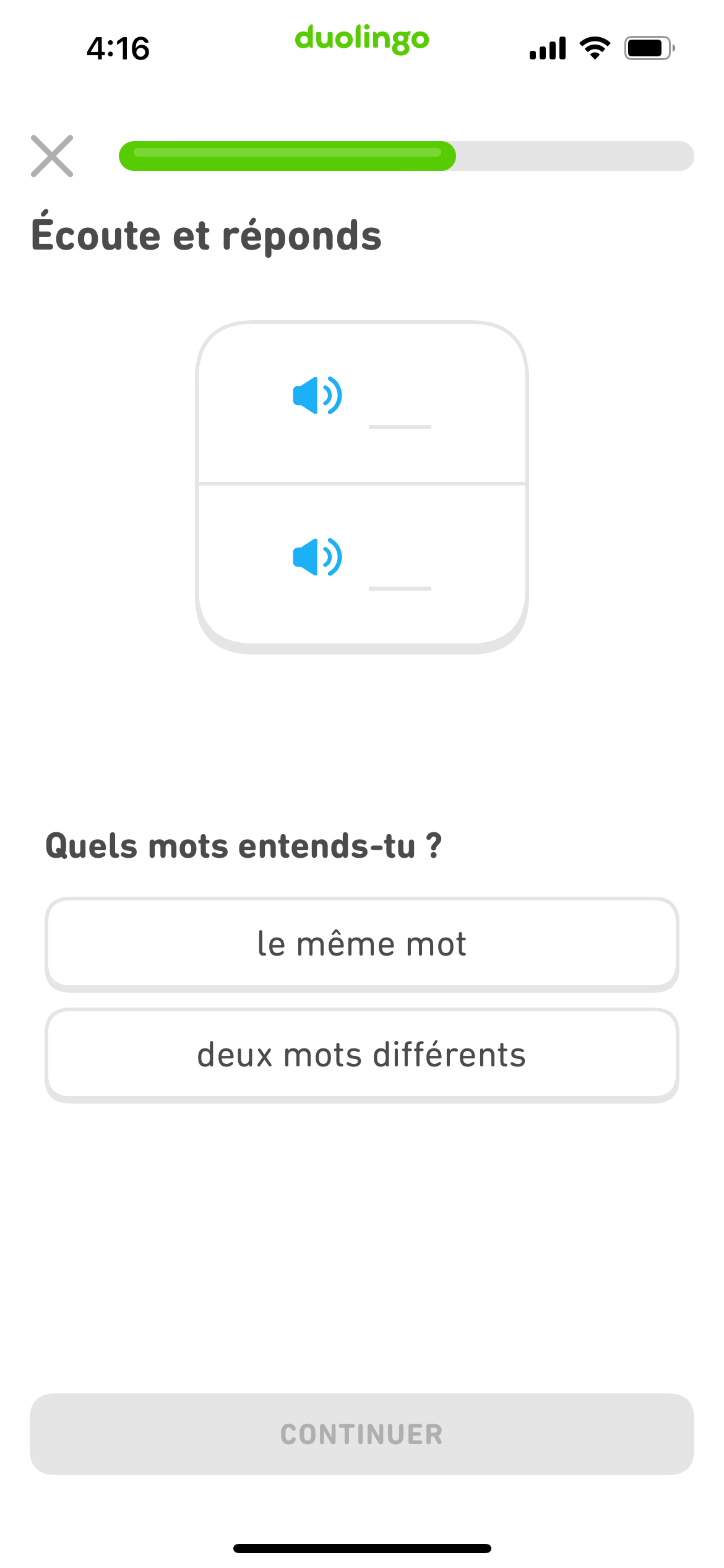 Capture d'écran d'un exercice avec deux boutons de haut-parleurs suivis d'une question demandant à l’utilisateur si les deux mots sont identiques ou différents