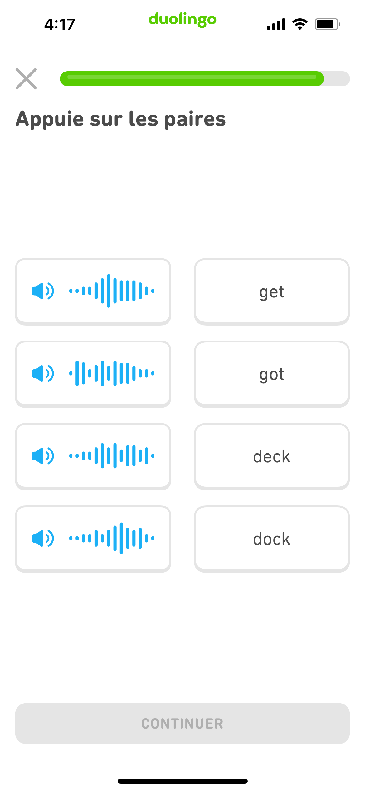 Capture d'écran d’un exercice où il faut trouver les paires, avec quatre fichiers audio à gauche et quatre mots en anglais à droite