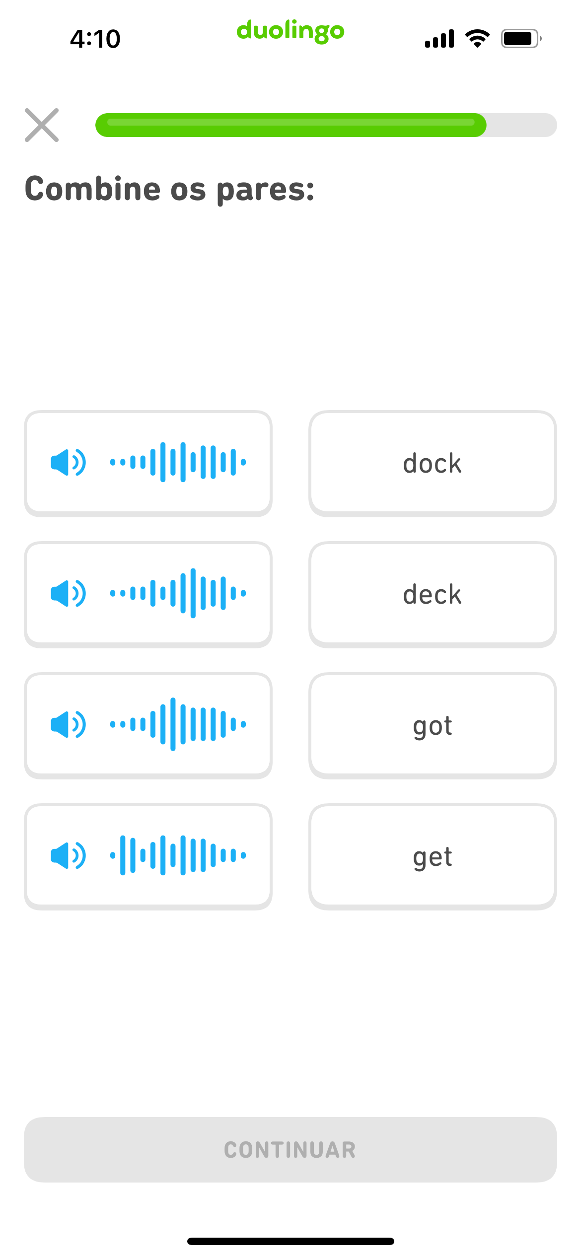 Captura de tela de um exercício para combinar pares com quatro áudios na coluna da esquerda e quatro palavras em inglês escritas na coluna da direita.