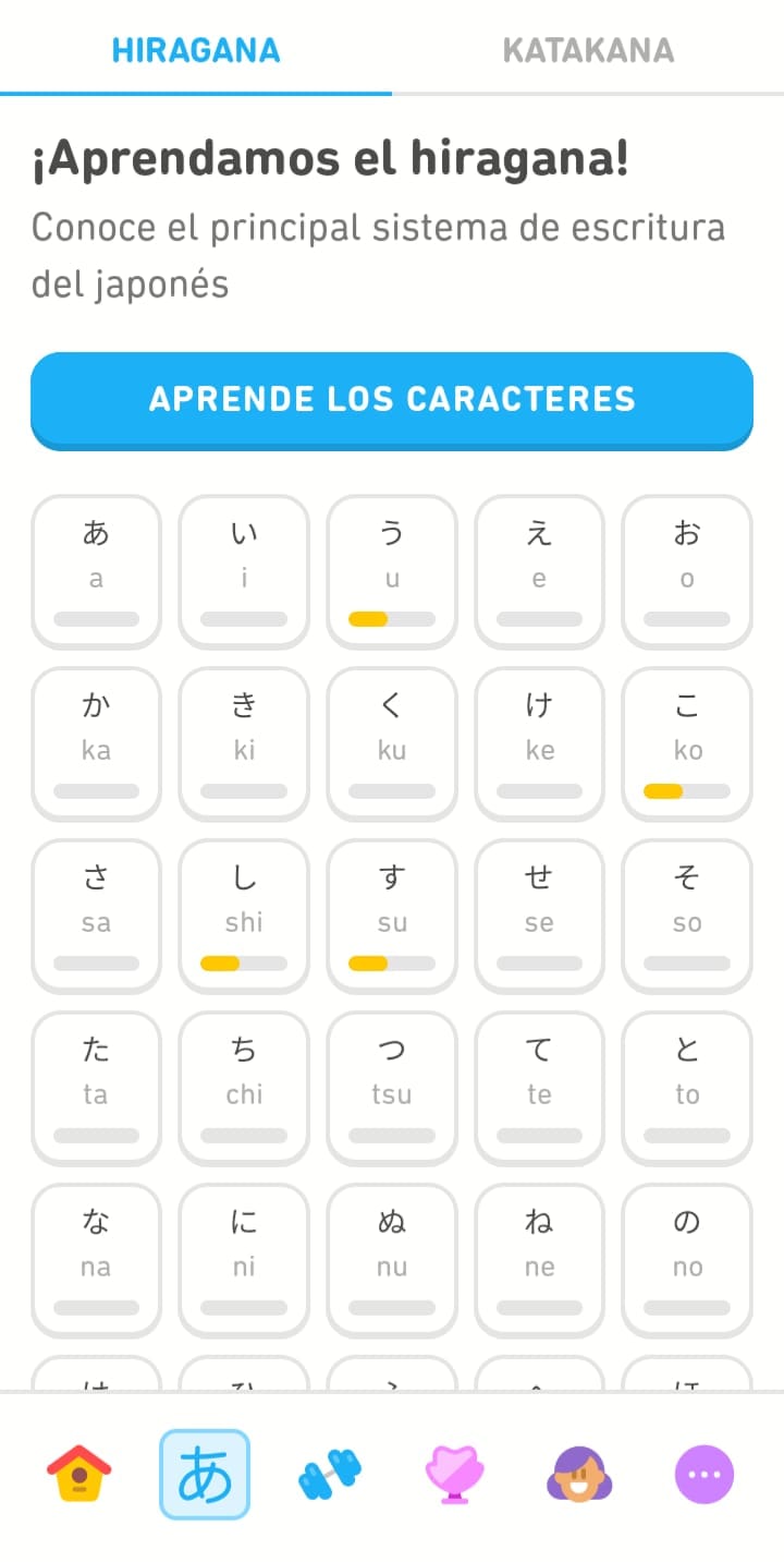 captura de pantalla de la pestaña de práctica. En la parte superior dice “¡Aprendamos el hiragana! Conoce el principal sistema de escritura del japonés” y debajo hay un botón que dice “Aprende los caracteres”. La mayor parte de la pantalla está cubierta por 3 columnas y 5 filas de “botones”, cada uno con un carácter del hiragana y la letra del alfabeto latino que representa su sonido. Debajo pueden verse más de esos botones.