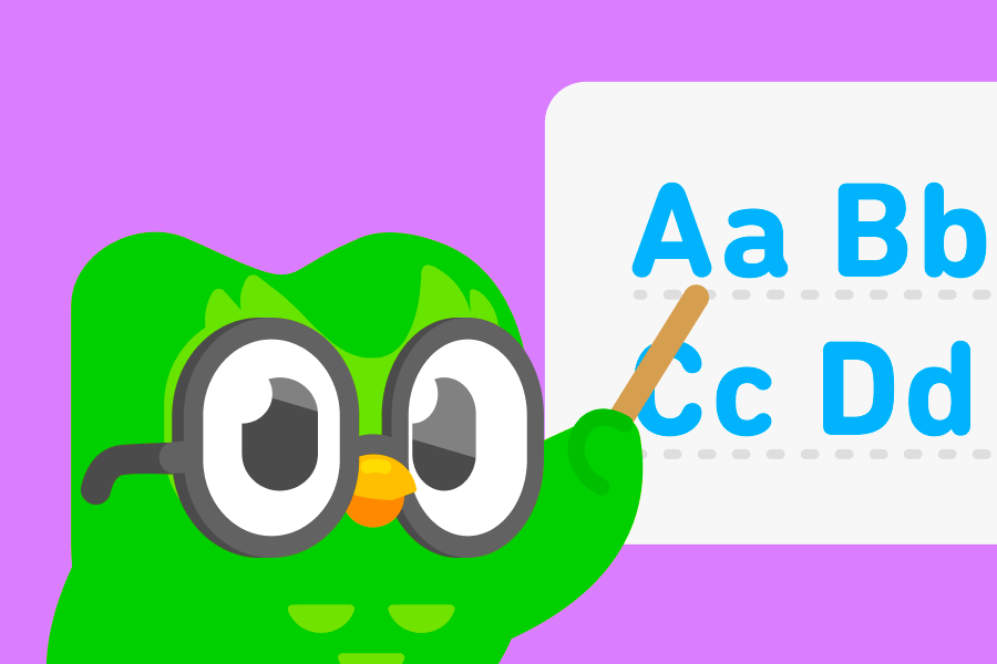 Ilustración de Duo el búho con anteojos. Está señalando las letras A, B, C y D en una pizarra.  
