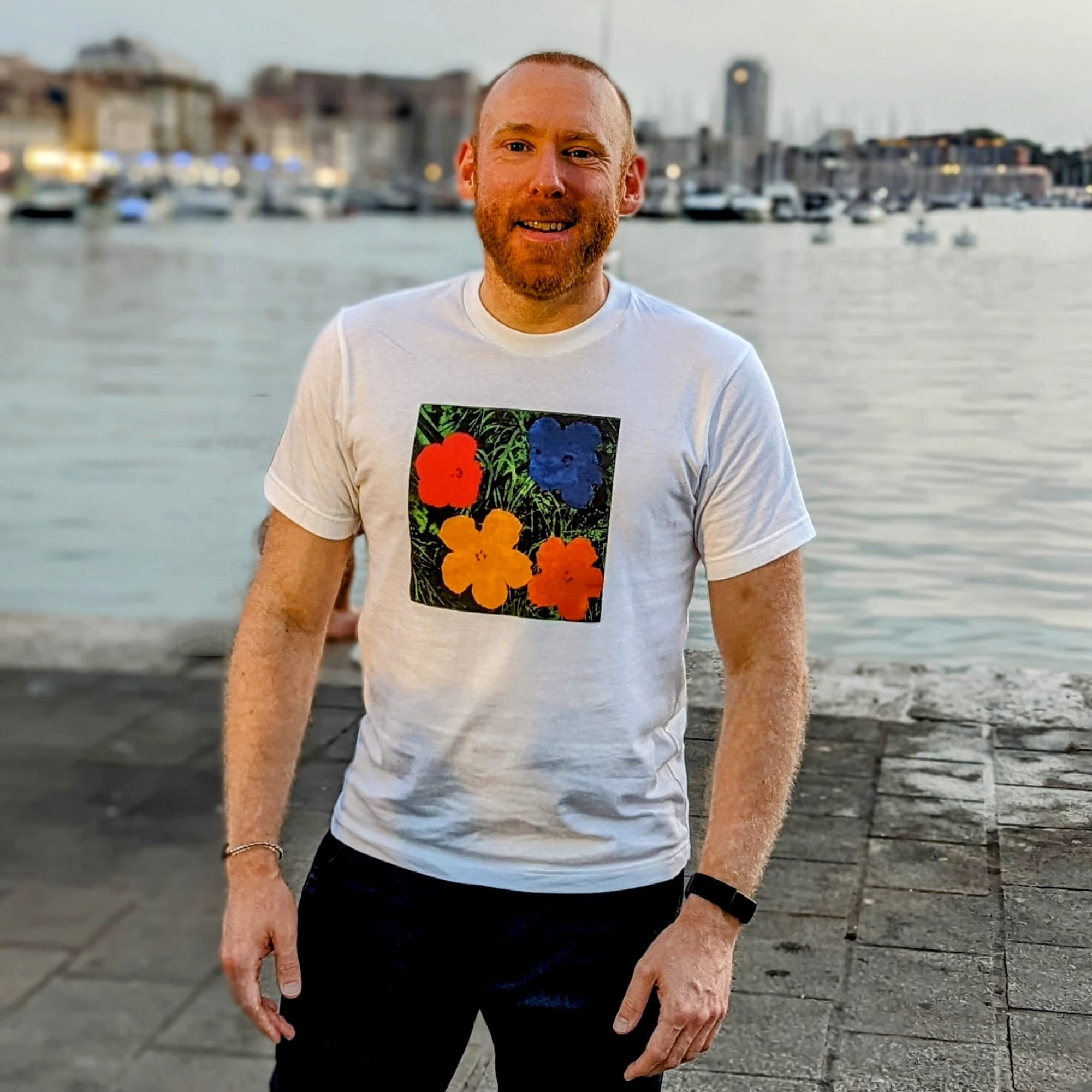 Photo de Brandon debout avec un port en arrière-plan