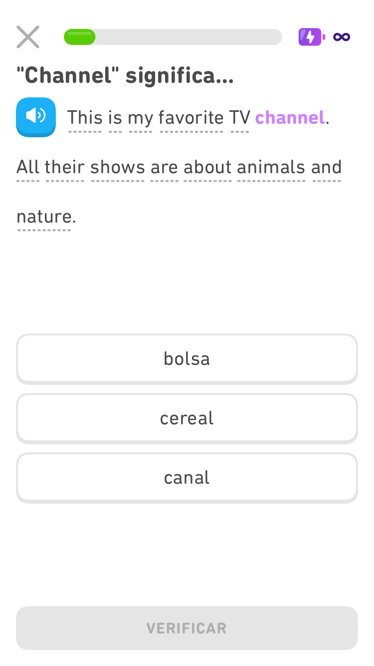 Captura de tela de um texto em inglês em um exercício. Todas as palavras do texto estão na fonte preta normal, exceto “channel”, que está em negrito e em roxo. Acima do texto tem uma frase em português que diz “‘Channel’ significa…”