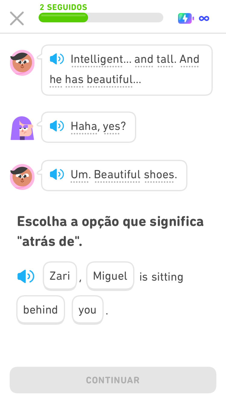 Captura de tela de parte de uma história em inglês, seguida de um exercício pedindo ao aluno para tocar em qual das palavras ou frases em inglês significa “atrás de”.
