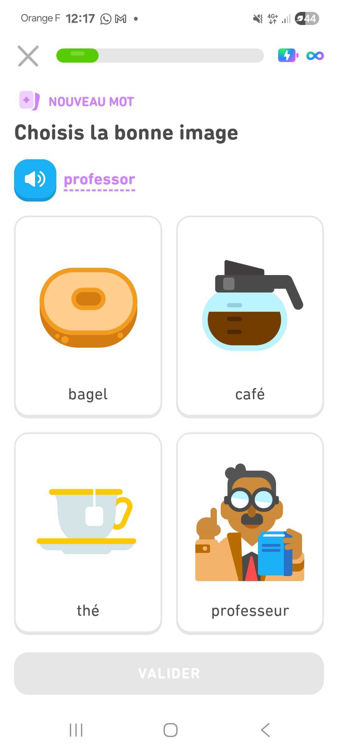 Un exercice du cours d’anglais pour les francophones, avec pour consigne « Choisis la bonne image ». Le mot anglais « professor » est en gras et en violet, et l’utilisateur doit choisir la bonne traduction parmi les quatre options proposées : « bagel », « café », « thé » et « professeur ». Chaque option est accompagnée d’une illustration correspondante.