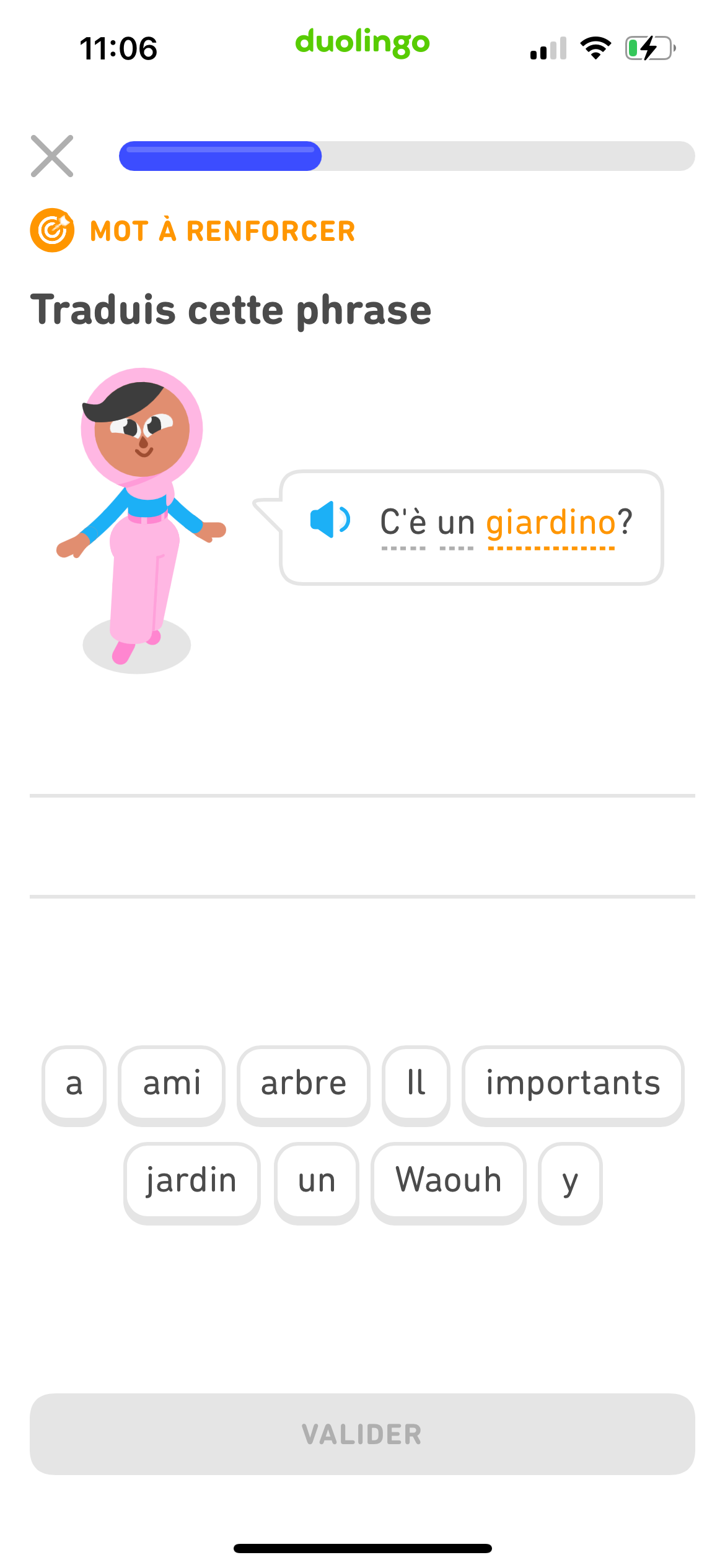 Capture d’écran d’un entraînement personnalisé dans le cours d’italien, indiquant « mot à renforcer » en orange au-dessus de la consigne. L’exercice consiste à traduire la phrase « C’è un giardino ? ». Le mot « giardino » est en orange.