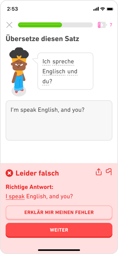 Screenshot einer Englischübung mit dem deutschen Satz „Ich spreche Englisch, und du?“, falsch übersetzt als „I’m speak English, and you?“. Das rote Pop-up zeigt „Leider falsch“ an, darunter ein Button mit der Aufschrift „Erklär mir meine Antwort“.