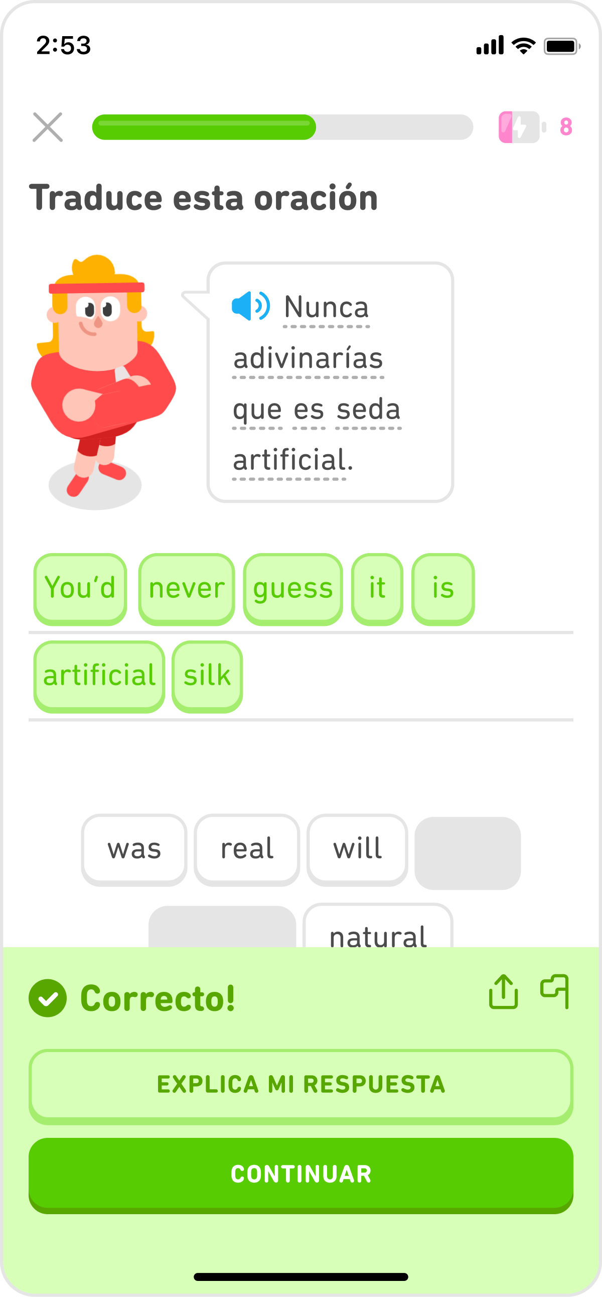 Captura de pantalla de un ejercicio de inglés con la frase 'Nunca adivinarías que es seda artificial' correctamente traducida al inglés como 'You’d never guess it is artificial silk'. El mensaje emergente verde dice '¡Correcto!' e incluye un botón que dice 'Explica mi respuesta'.