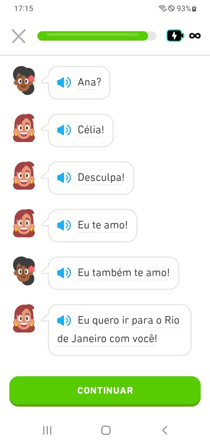 Captura de tela de um diálogo mais adiante na mesma história em português do Duolingo. O diálogo é entre a mulher do táxi e uma mulher parada no aeroporto. A mulher do táxi diz: “Ana?” A mulher no aeroporto diz: “Célia! Desculpa! Eu te amo!” A mulher do táxi responde: “Eu também te amo!” A mulher no aeroporto diz: “Eu quero ir para o Rio de Janeiro com você!”
