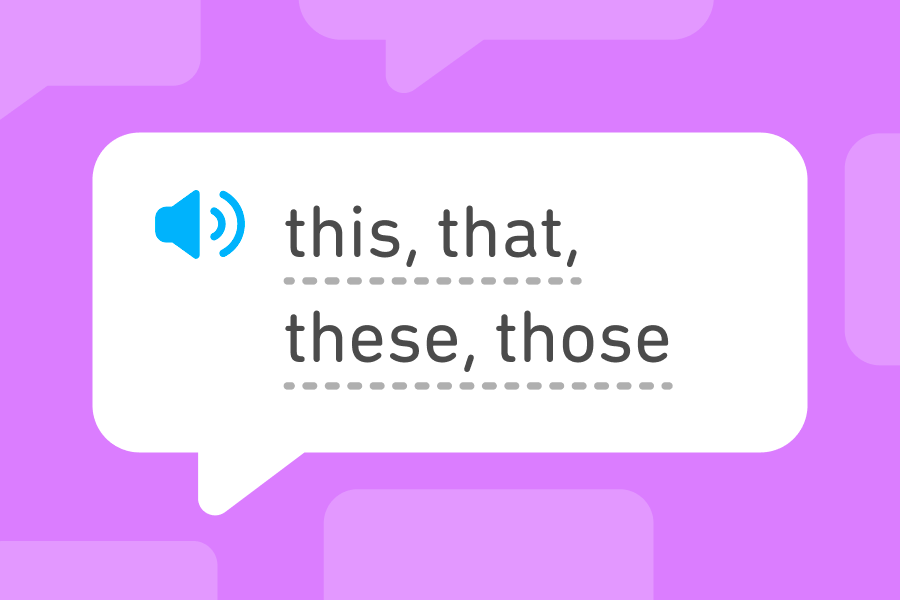 英語の4つの指示形容詞「this」「that」「these」「those」が書かれた吹き出しのイラスト。