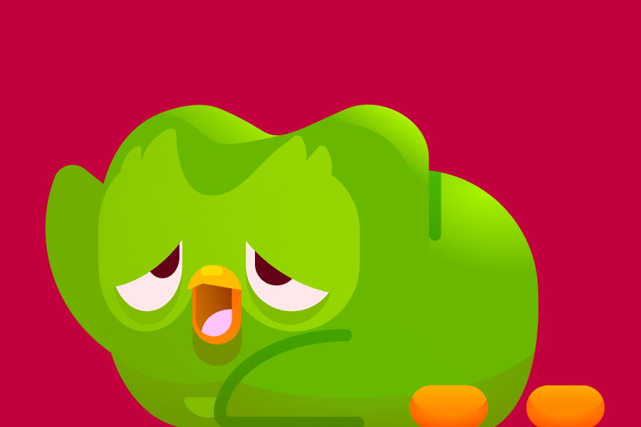 Die Eule Duo schleppt sich erschöpft über den Boden.