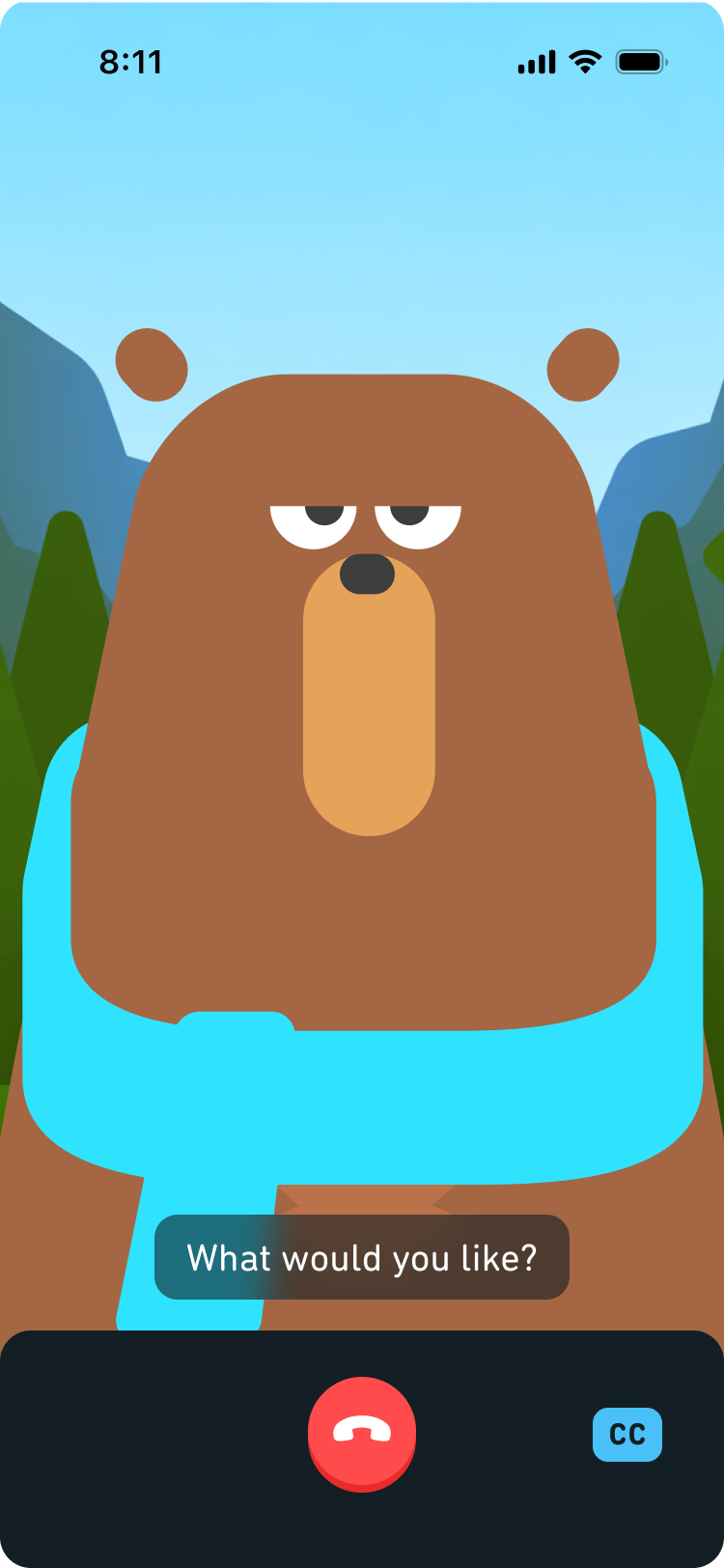 Captura de pantalla de una Videollamada con Falstaff. Falstaff, el oso, mira al frente con una expresión seria en el rostro. Debajo aparece una pregunta en inglés: '¿Qué te gustaría?'. En la parte inferior de la pantalla hay un ícono rojo con la imagen de un teléfono, para terminar la llamada. A la derecha hay un rectángulo azul con las letras 'CC' dentro, para mostrar u ocultar los subtítulos.