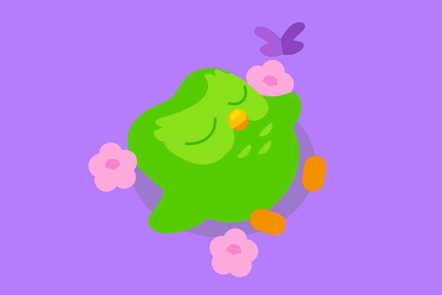 Ilustração do Duo deitado tranquilamente no chão entre várias flores, com uma borboleta roxa pousada em uma delas.
