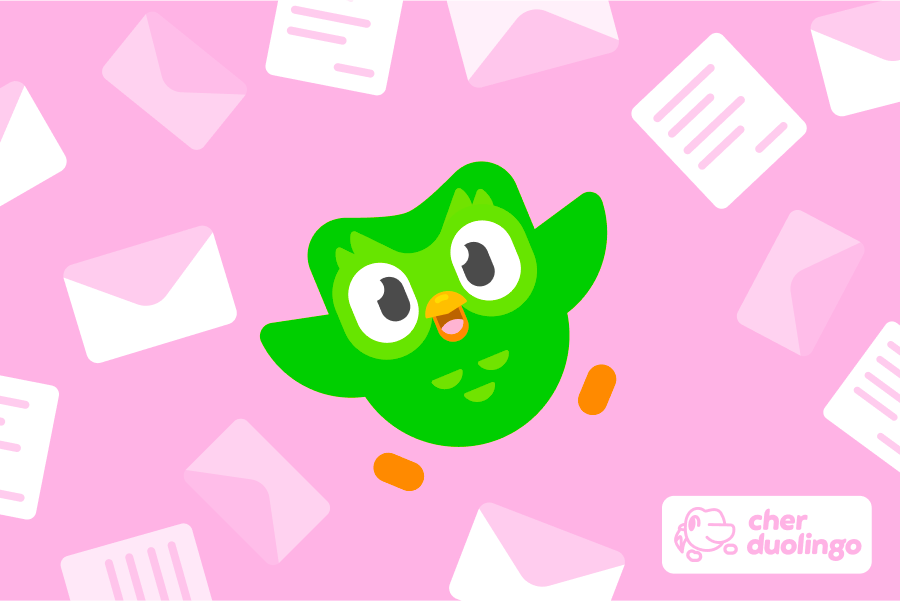 Illustration de Duo le hibou entouré d'enveloppes et de lettres affichant le logo « Cher Duolingo »